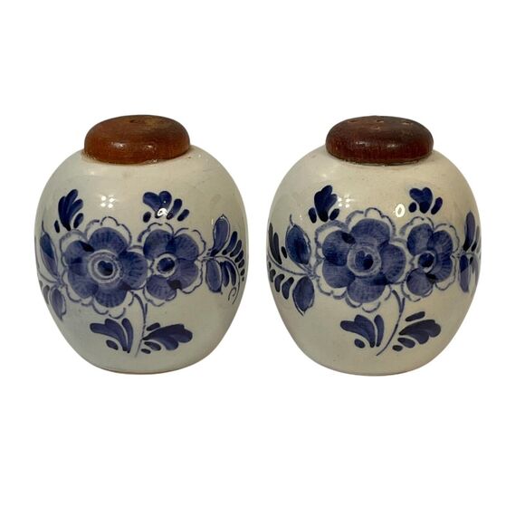 Vintage Delft Blue Salt & Pepper Shakers Holland Netherlands Flower Wood Top 2.5 - Picture 2 of 10